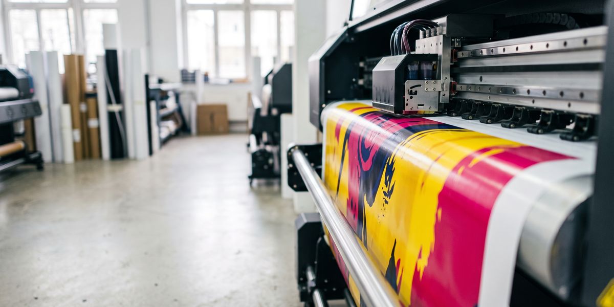 Großformatdrucker druckt Werbebanner